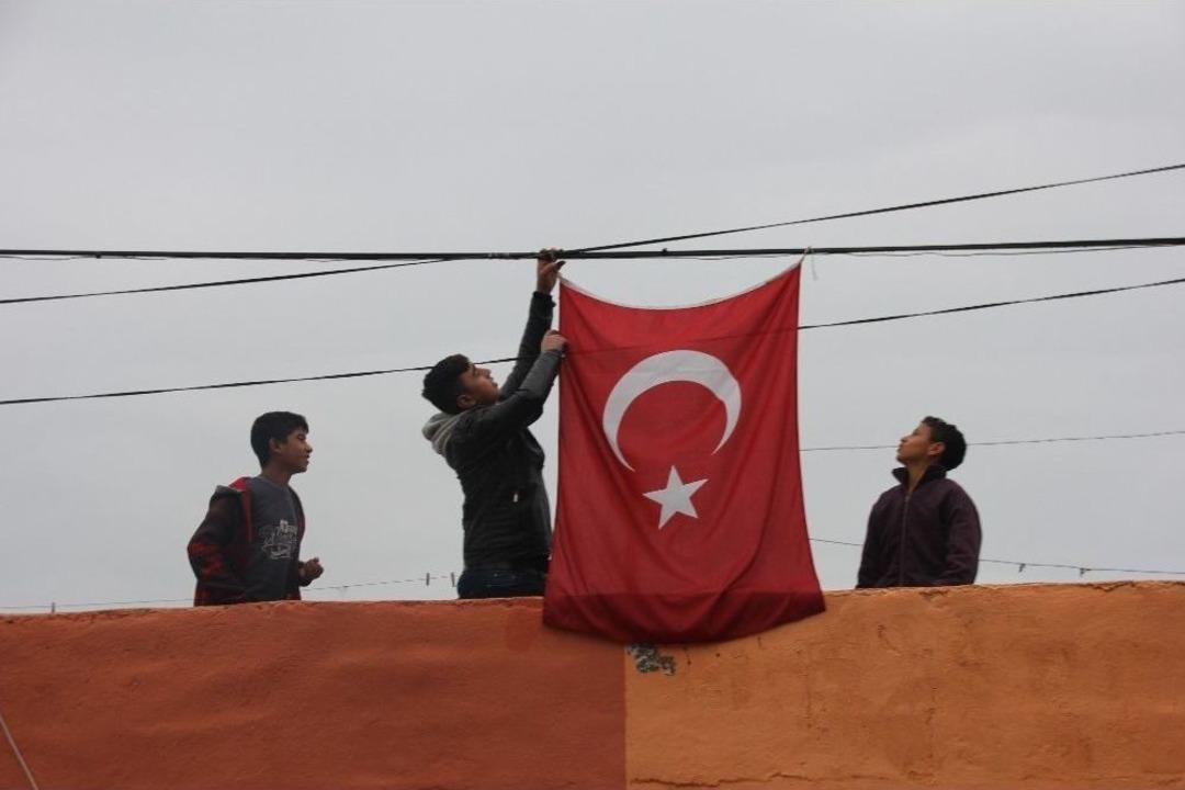 Sınır K&ouml;y&uuml; Kırmızı-beyaza B&uuml;r&uuml;nd&uuml;