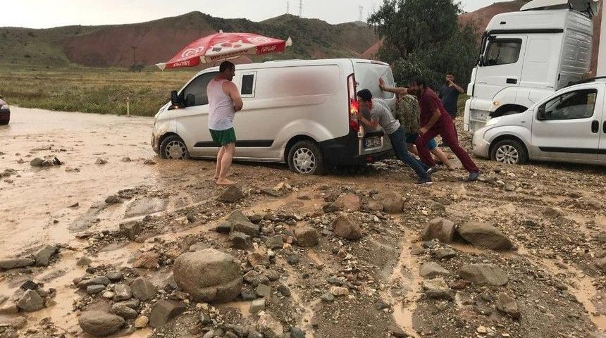 Erzurum&rsquo;da Sağanak Sele D&ouml;n&uuml;şt&uuml;