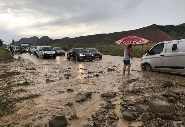 Erzurum’da Sağanak Sele Dönüştü