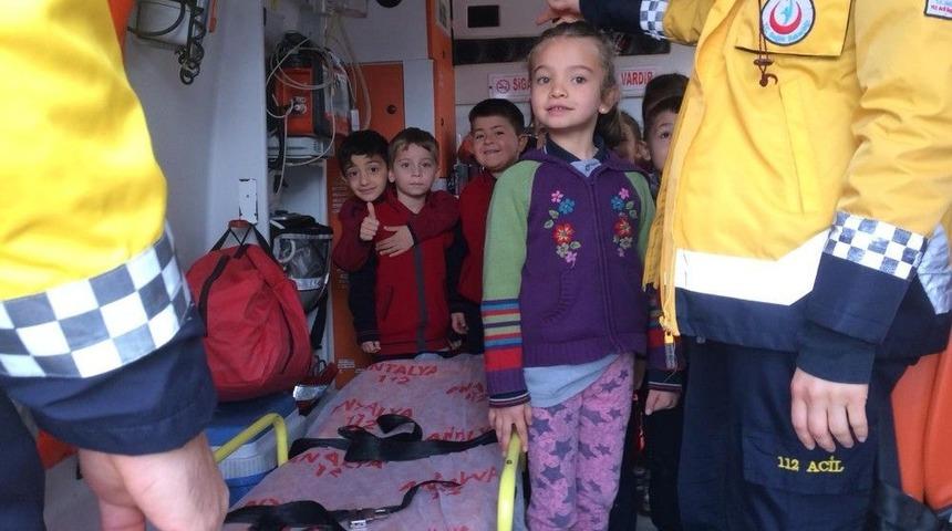 İlkokul &Ouml;ğrencilerine Ambulans Tanıtıldı