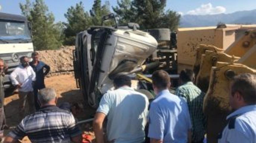 Yan Yatan Hafriyat Kamyonunun Şof&ouml;r&uuml;n&uuml; İtfaiye Kurtardı