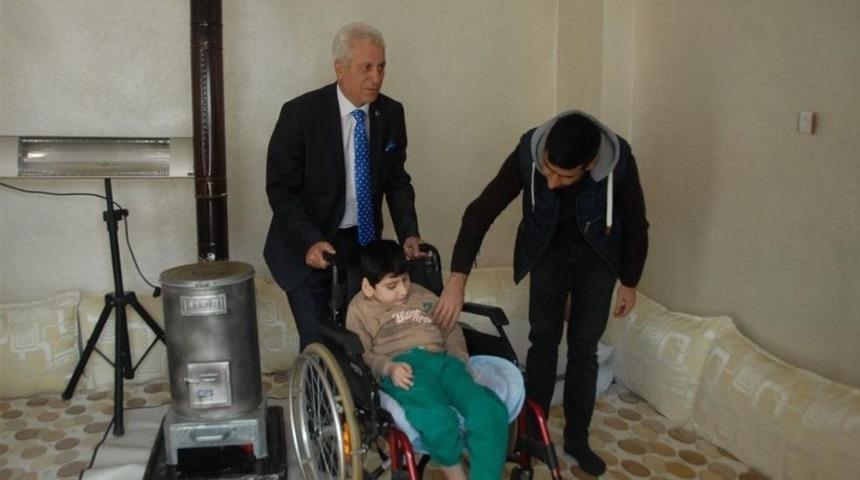 Mhp İl&ccedil;e Başkanı &Ouml;kten&rsquo;den Engelli &Ccedil;ocuğa Tekerlekli Sandalye