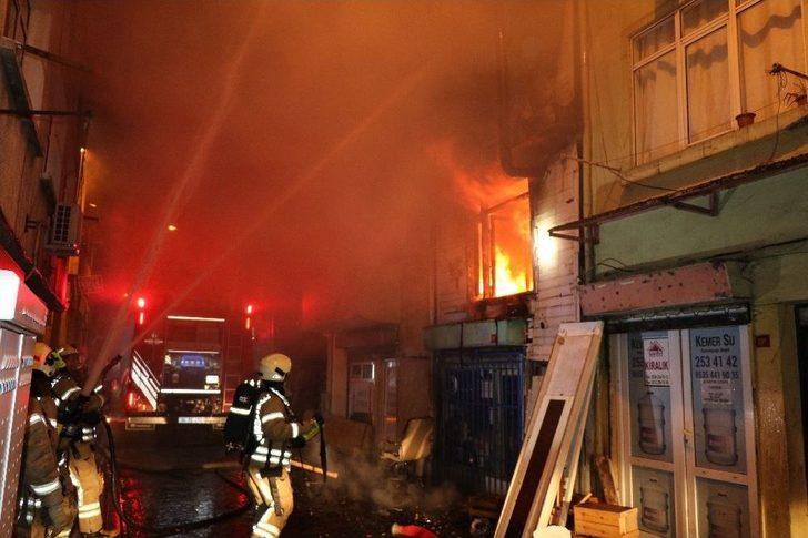 Beyoğlu’nda Ahşap Bina Alev Alev Yandı G1