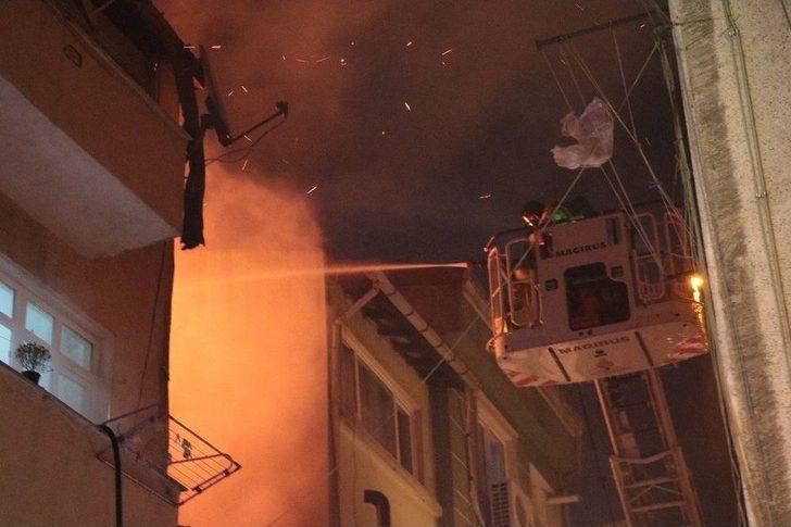 Beyoğlu’nda Ahşap Bina Alev Alev Yandı G2