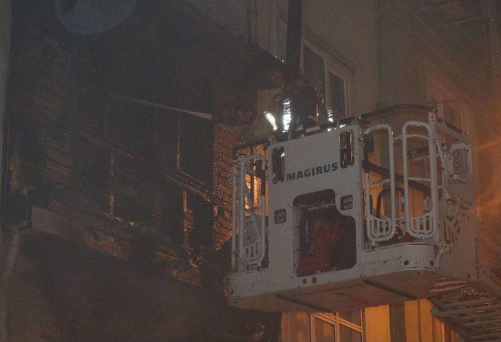 Beyoğlu’nda Ahşap Bina Alev Alev Yandı G3