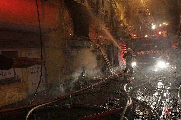 Beyoğlu’nda Ahşap Bina Alev Alev Yandı G4