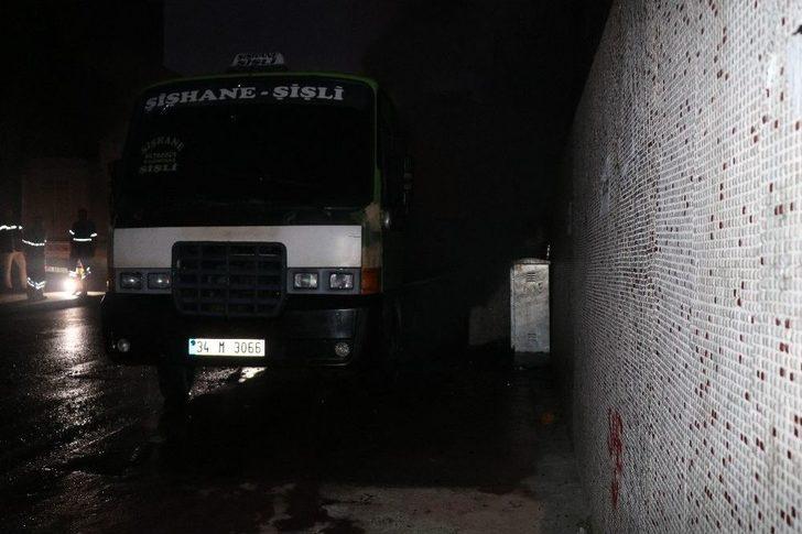 Beyoğlu’nda Park Halindeki Minibüs Kundaklandı, Minibüsün Sahibi Göz Yaşlarına Hakim Olamadı G1