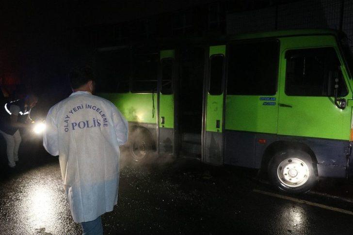 Beyoğlu’nda Park Halindeki Minibüs Kundaklandı, Minibüsün Sahibi Göz Yaşlarına Hakim Olamadı G2