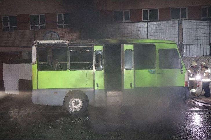 Beyoğlu’nda Park Halindeki Minibüs Kundaklandı, Minibüsün Sahibi Göz Yaşlarına Hakim Olamadı G3