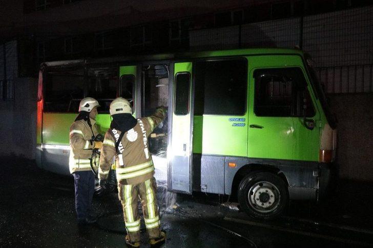 Beyoğlu’nda Park Halindeki Minibüs Kundaklandı, Minibüsün Sahibi Göz Yaşlarına Hakim Olamadı G5