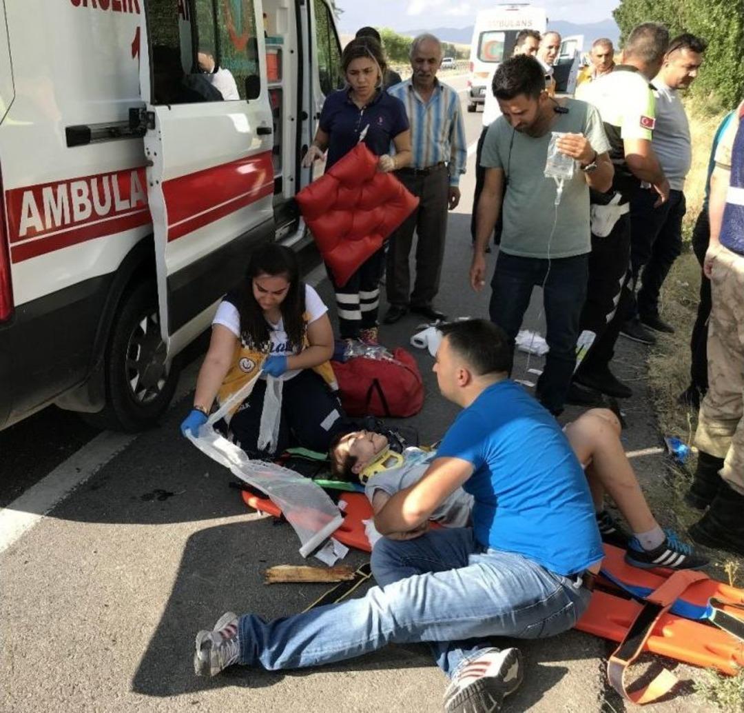 Trafik Kazası Sonrası Can Pazarı: 2 &Ouml;l&uuml;, 3 Yaralı