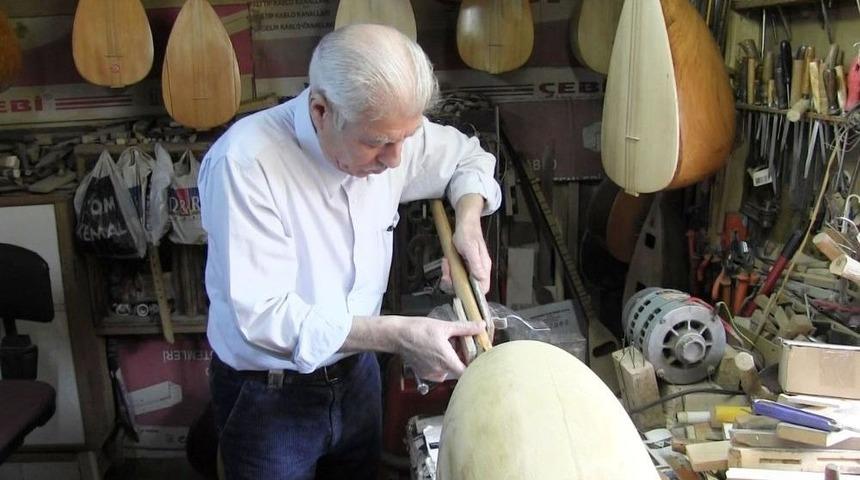 Uşaklı İşçi Emeklisi Adem Köker 30 Yıldır Saz Yapıyor