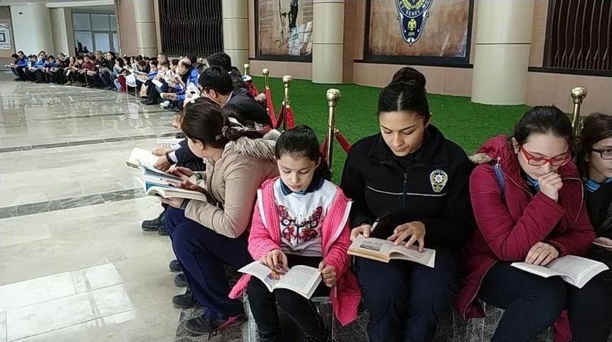 &Ouml;ğrenciler Polislerle Kitap Okudu