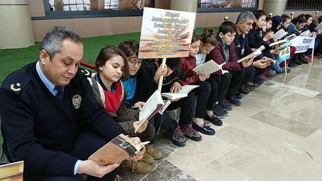 Öğrenciler Polislerle Kitap Okudu