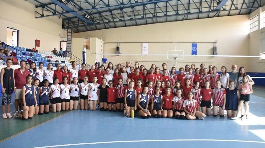 Voleybolda Belediyeler Arası Dostluk Turnuvası