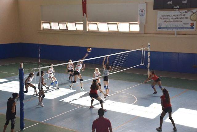 Voleybolda Belediyeler Arası Dostluk Turnuvası