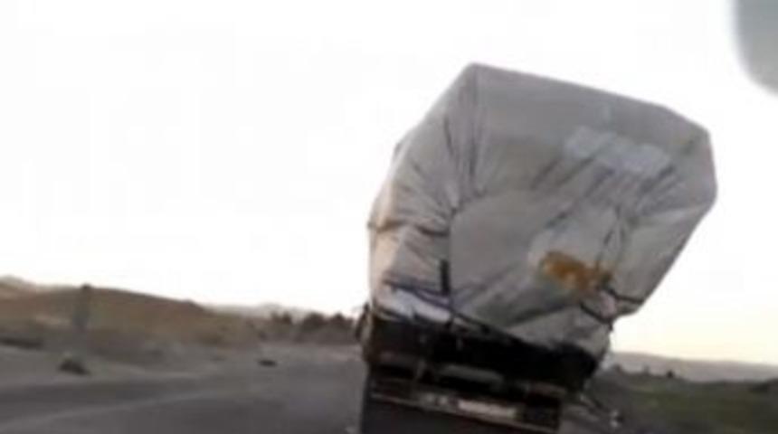 Yük Taşıyan Kamyonun Tehlikeli Yolculuğu