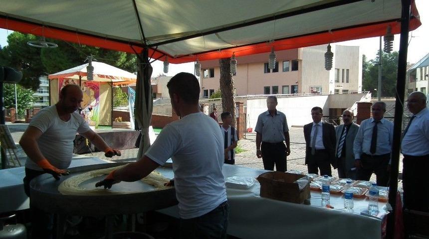 &Uuml;niversiteliler Sahillerde Garsonluk Yaparak Ge&ccedil;iniyor