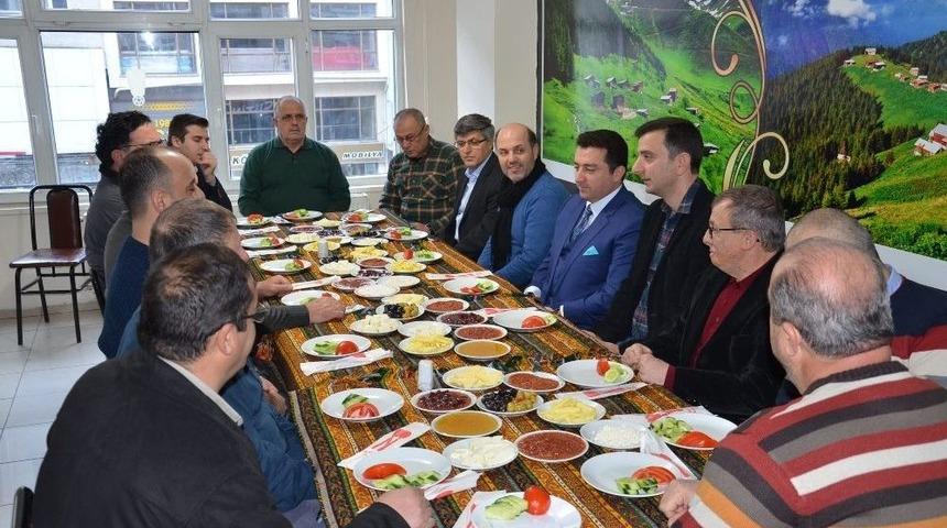 Başkan Bakıcı Karadenizliler Derneği İle Bir Araya Gelerek Y&ouml;resel Lezzet Mıhlamanın Tadına Baktı