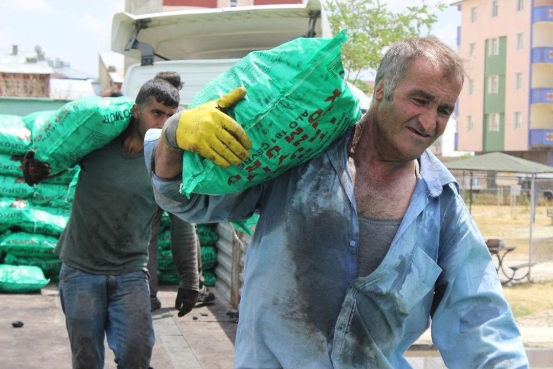 Ekmeklerini K&ouml;m&uuml;rden &Ccedil;ıkarıyorlar