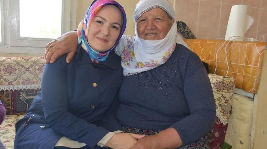 Bayan &Ccedil;olakbayrakdar İl&ccedil;edeki Yaşlıları Ziyaret Ediyor