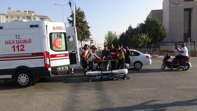 (özel) Işık İhlali Yapan Otomobile Motosiklet Çarptı: 1 Yaralı