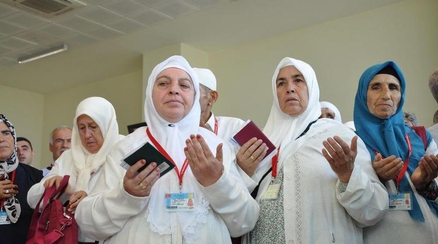 Hacı Adayları Dualarla Uğurlandı