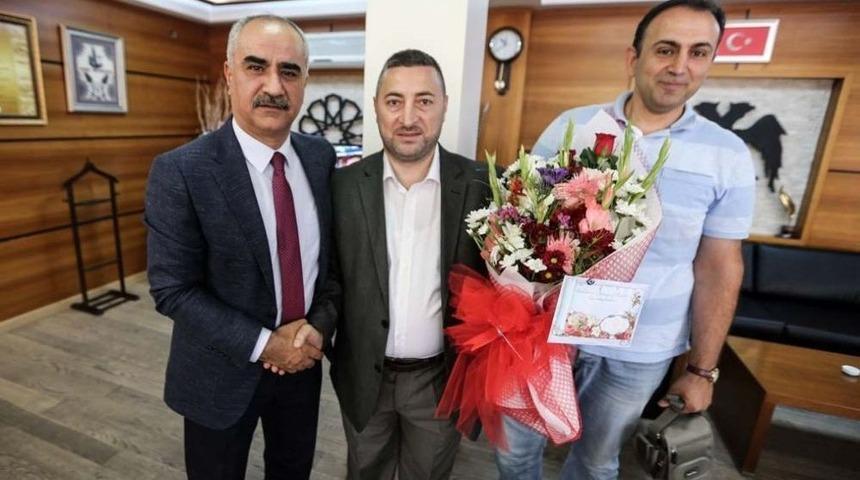 Gurbet&ccedil;ilerden &rsquo;ay-yıldız&rsquo; Camisine Bağış