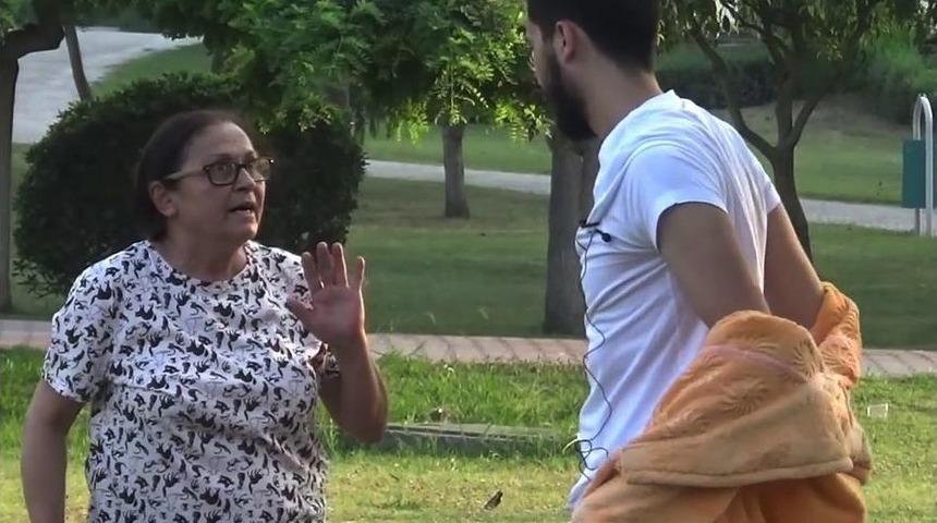 Bornoz Şakası Yapan Youtuber, Sert Kayaya &Ccedil;arptı