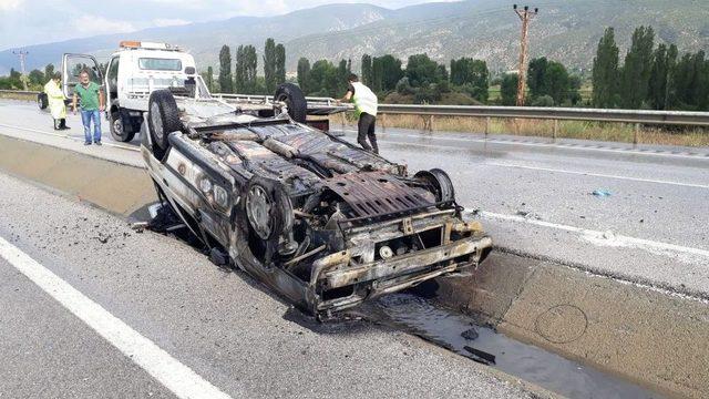 Yanan Otomobilden Çıkarılan Yaşlı Adam Hayatını Kaybetti