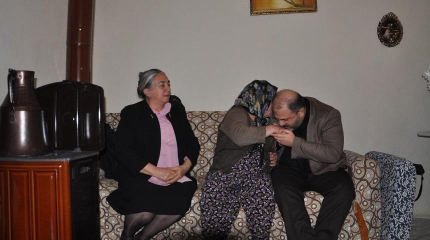 Yaşlı &Ccedil;iftin Evinin &Ccedil;atısı Yapıldı