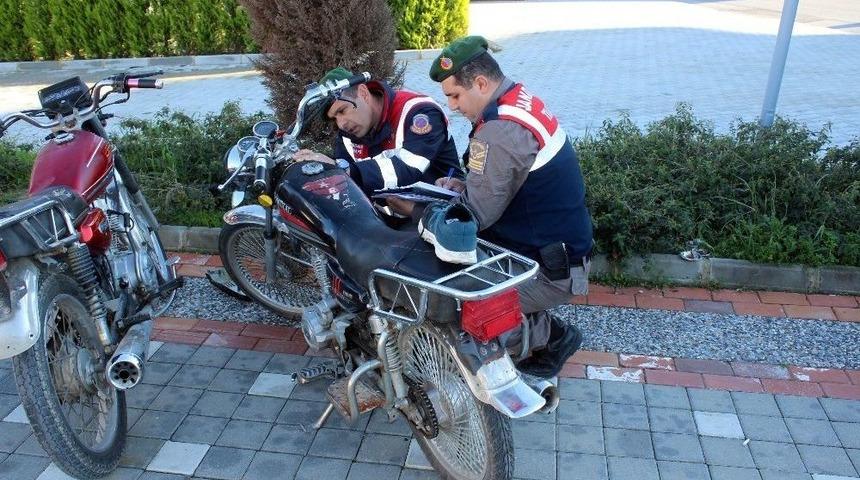 Jandarmayı G&ouml;r&uuml;nce Motosiklet Ve Ayakkabısını Bırakıp Ka&ccedil;tı