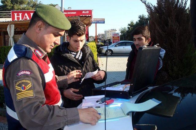 Jandarmayı Görünce Motosiklet Ve Ayakkabısını Bırakıp Kaçtı