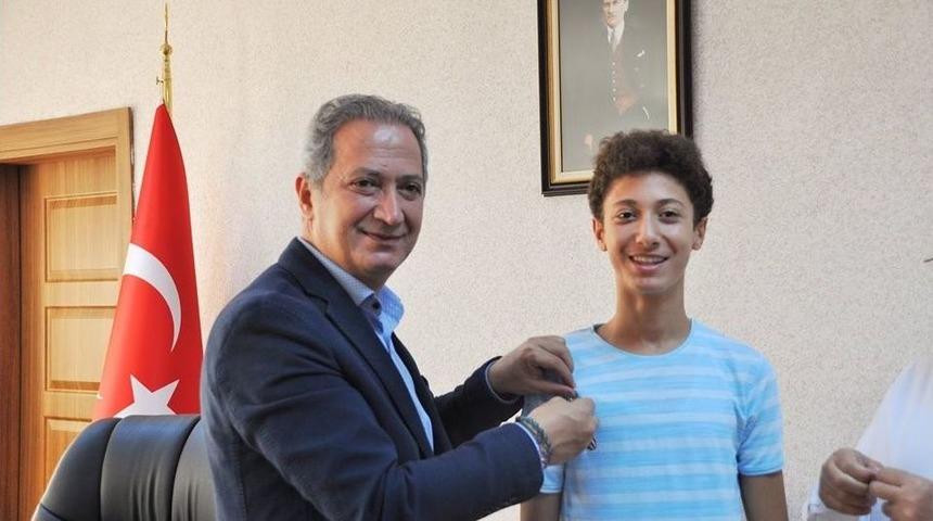 İl Milli Eğitim Müdürü Ekinci Lgs’da Türkiye İkincisi Olan Kayrahan Kaya’yı Ödüllendirdi