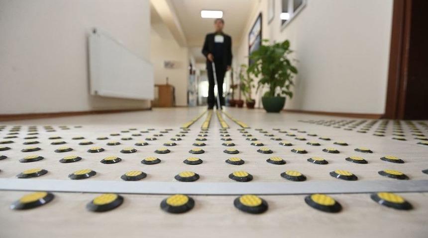 Engelliler İ&ccedil;in Kabartmalı Taş D&ouml;şendi