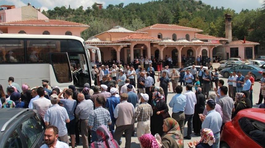 Emetli Hacılar Dualarla Uğurlandı