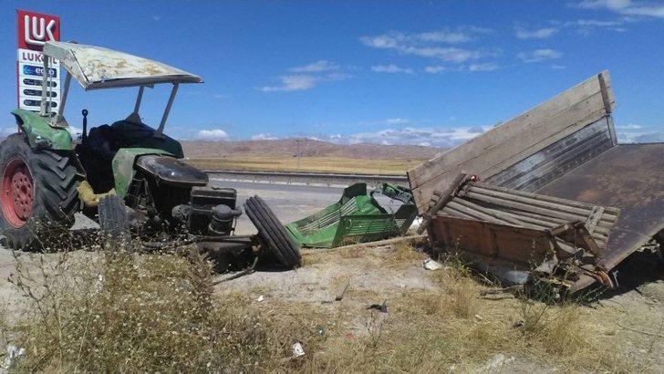 Traktörle Çarpışan Tır Paramparça Oldu G1