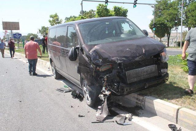 Elazığ’da Tatile Gelen Gurbetçi Aile Kaza Yaptı: 4 Yaralı