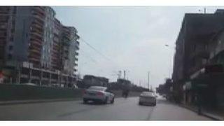 Yarış Atı Trafikte Otomobil Sürücülerine Korku Dolu Anlar Yaşattı