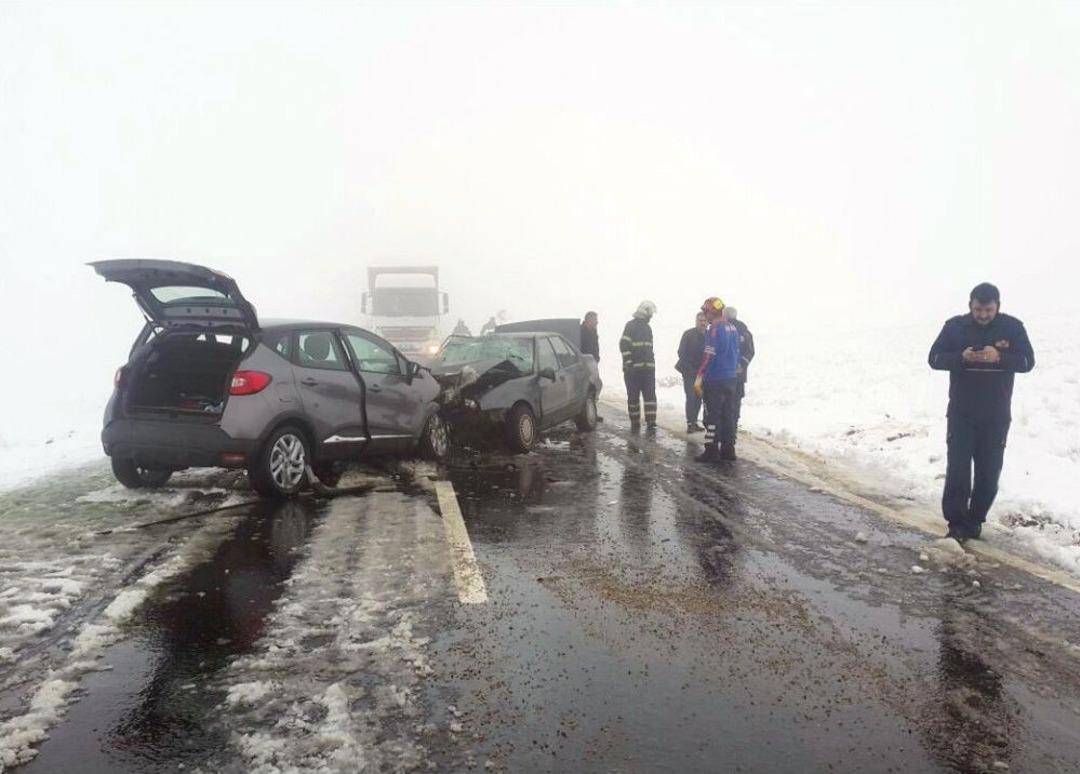 Aksaray&rsquo;da İki Otomobil &Ccedil;arpıştı: 1 &Ouml;l&uuml;, 6 Yaralı