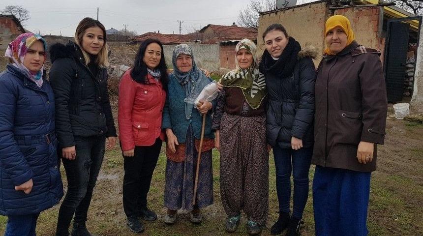 Ak Kadınlar K&ouml;ylerde