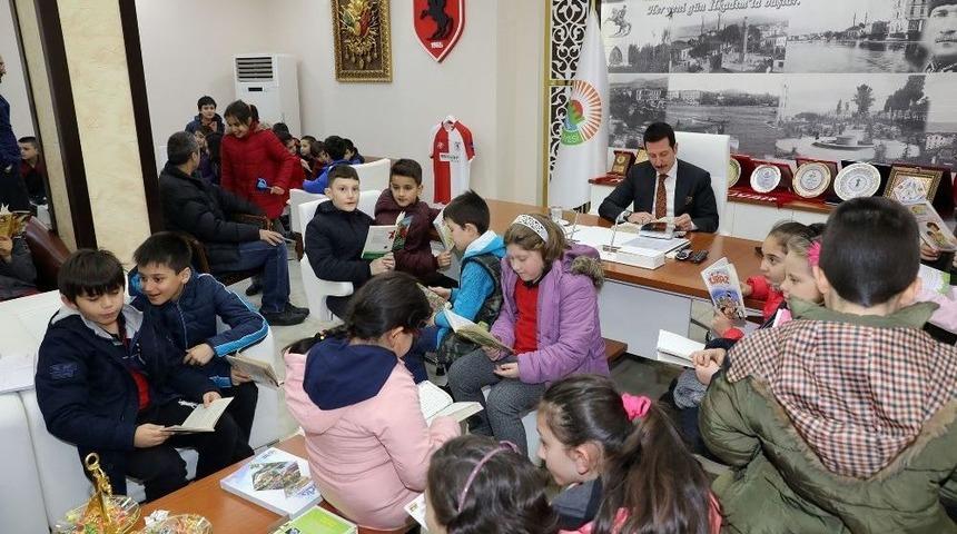 Başkan İle Makamında Kitap Okudular