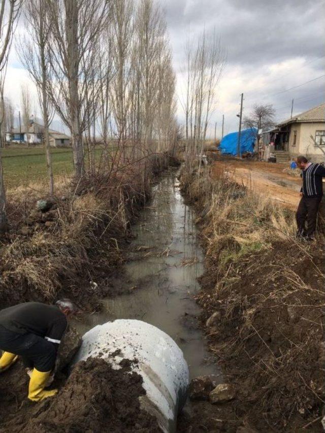 Seydişehir Belediyesi Ekiplerinden Kanal Temizlik Çalışması