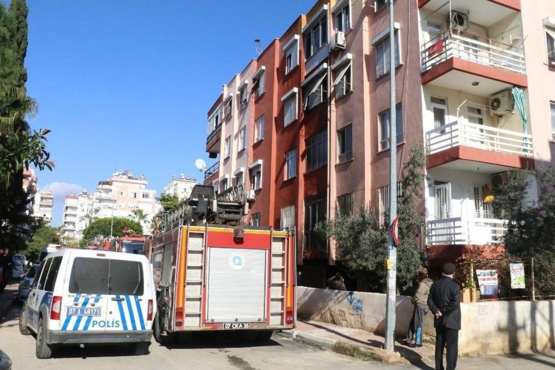 Apartmanın Zemin Katındaki Dairede &Ccedil;ıkan Yangın Korkuttu