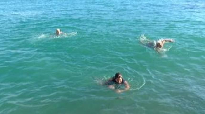 İstanbul Boğazı&rsquo;nın Buz Gibi Sularına Atladılar