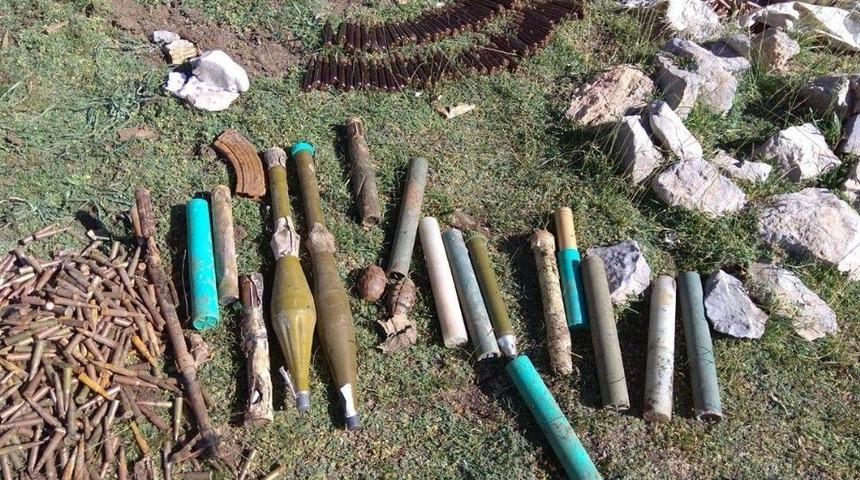 Hakkari&rsquo;de Mağarada Ter&ouml;r &Ouml;rg&uuml;t&uuml; Pkk&rsquo;ya Ait M&uuml;himmat Ele Ge&ccedil;irildi