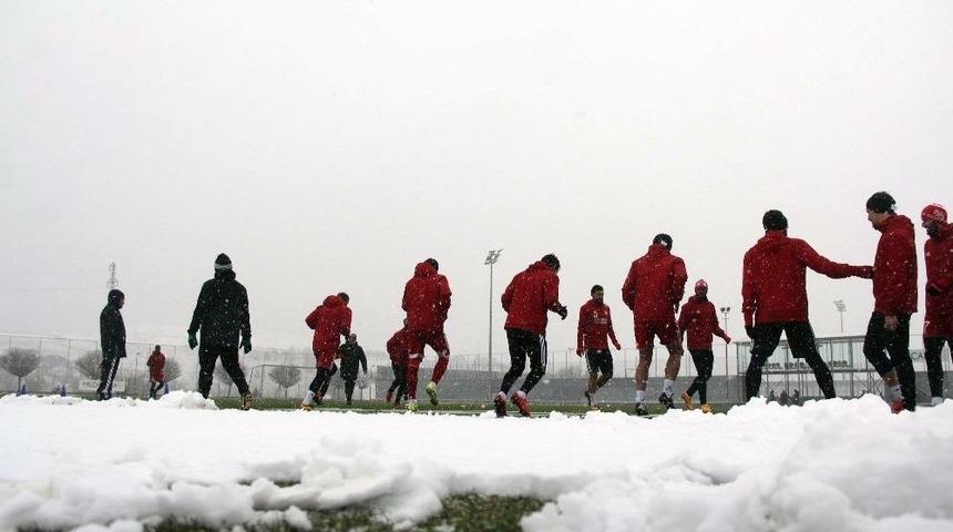 Sivasspor Kar Altında &Ccedil;alıştı
