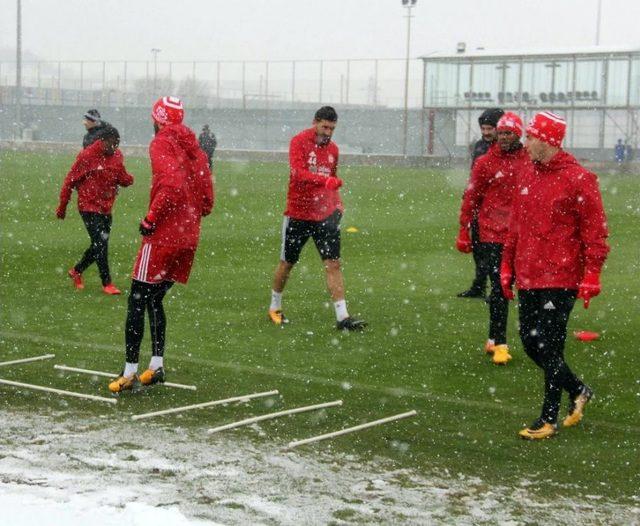 Sivasspor Kar Altında Çalıştı