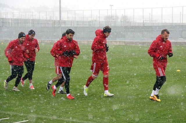 Sivasspor Kar Altında Çalıştı