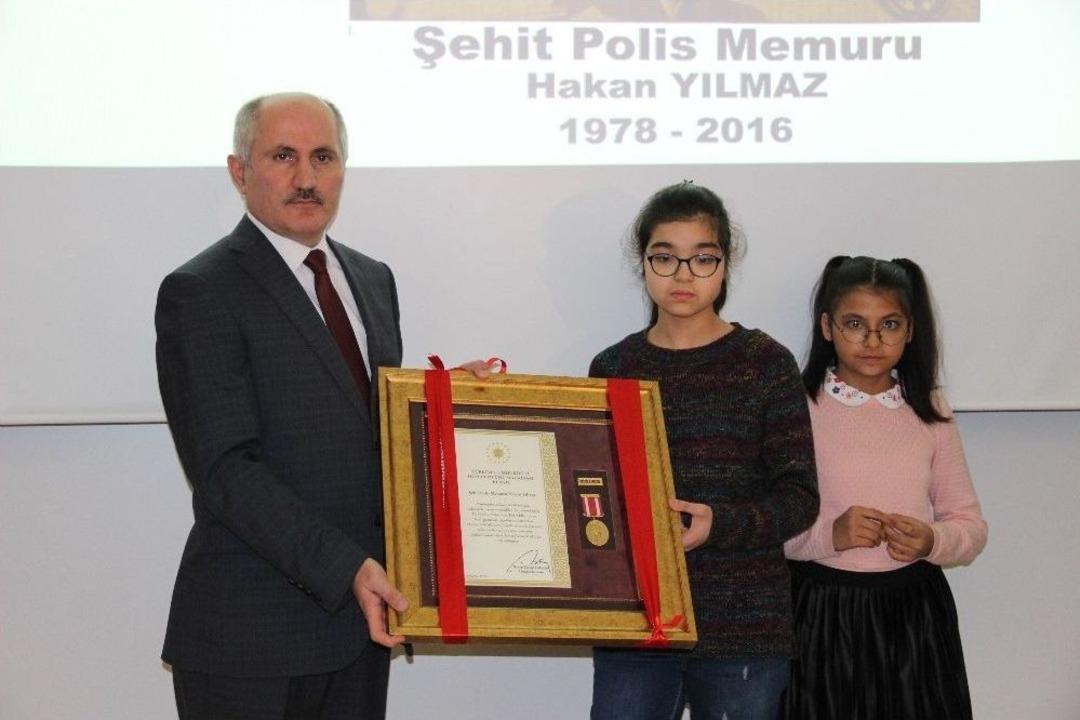 Karaman&rsquo;da Şehit Polis Memurunun Devlet &Ouml;v&uuml;n&ccedil; Madalyası Kızlarına Verildi